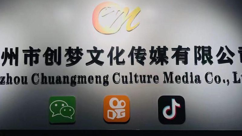 签订合同时，要仔细阅读合同条款，确保自身权益。重点关注以下方面：
